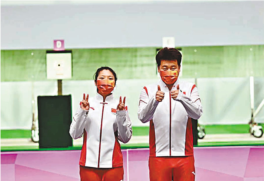 ●姜冉馨（左）和龐偉（右）對鏡頭比耶。