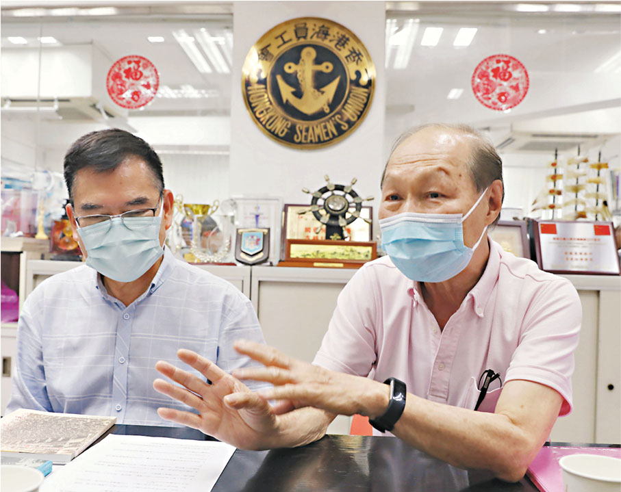●余錦強(右)與黎啟穗接受香港文匯報專訪，細訴海員工會歷史。 香港文匯報記者  攝
