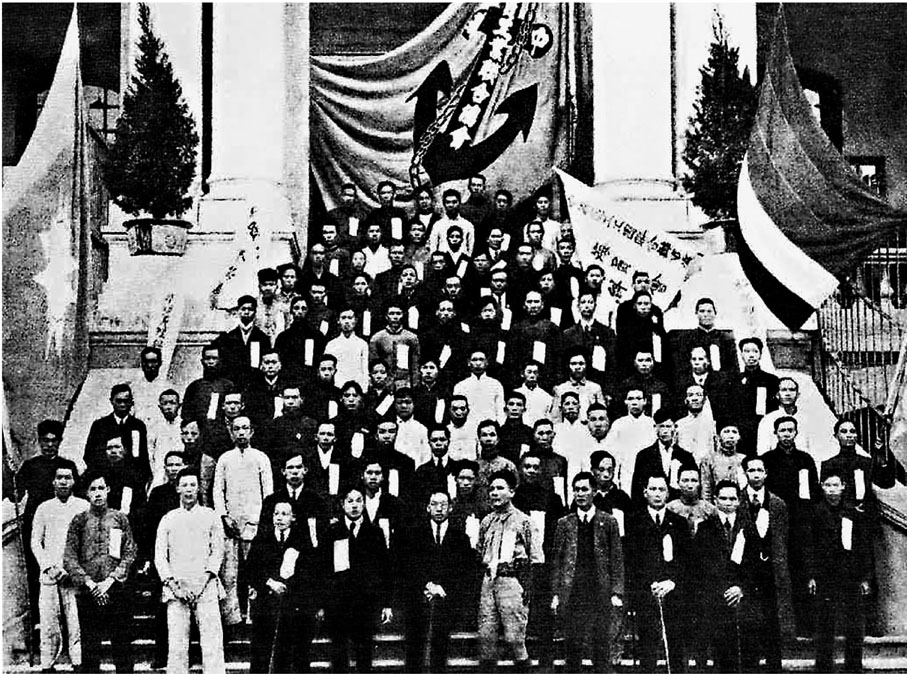 ●1922年3月，海員大罷工勝利後，部分參加者在廣州合影。前排右三為林偉民、右四為蘇兆徵。 受訪者供圖