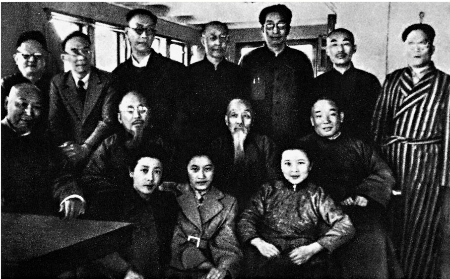 ●1949年，香港海員護送民主人士北上參加第一屆政協會議，圖為民主人士在「華中輪」的合影。 受訪者供圖