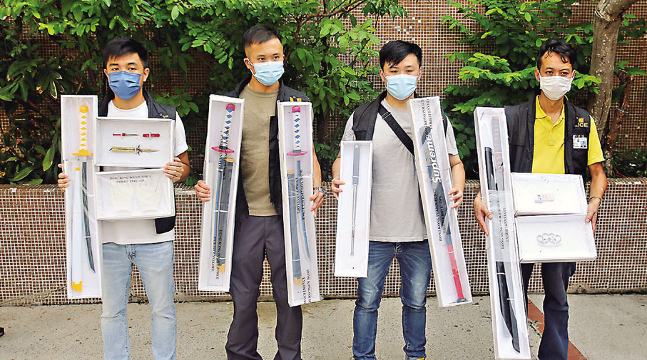 ●警方於觀塘翠屏（北）邨翠楊樓一單位內破獲黑幫武器庫。  香港文匯報記者 攝