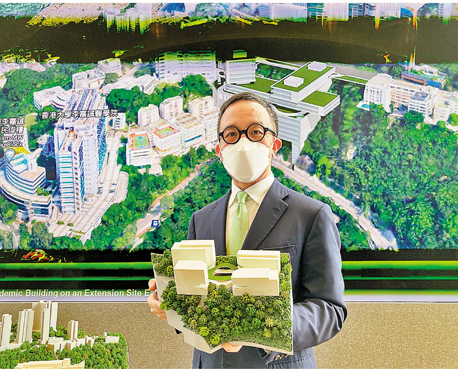 ●梁卓偉昨日簡介港大醫學院的擴建工程。 香港文匯報記者  攝