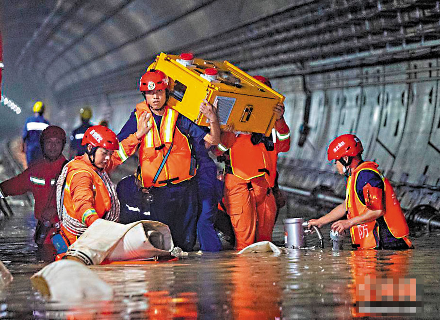 ● 武漢消防員搶排鄭州地鐵積水。 網上圖片
