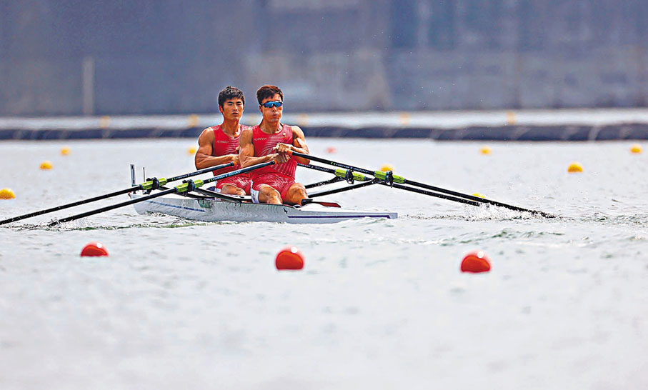 ●劉治宇(左)與張亮為中國隊實現突破。 路透社