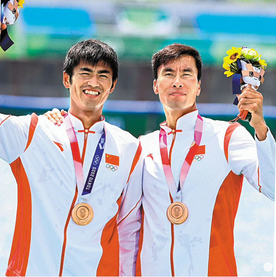●劉治宇(左)與張亮為國家賽艇隊贏得首面男子項目獎牌。  法新社