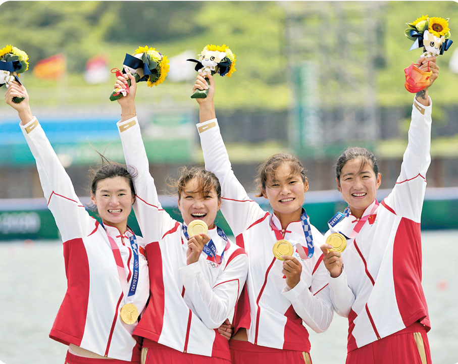 ●(左起)陳雲霞、張靈、呂揚和崔曉桐代表中國賽艇隊摘下金牌。  美聯社