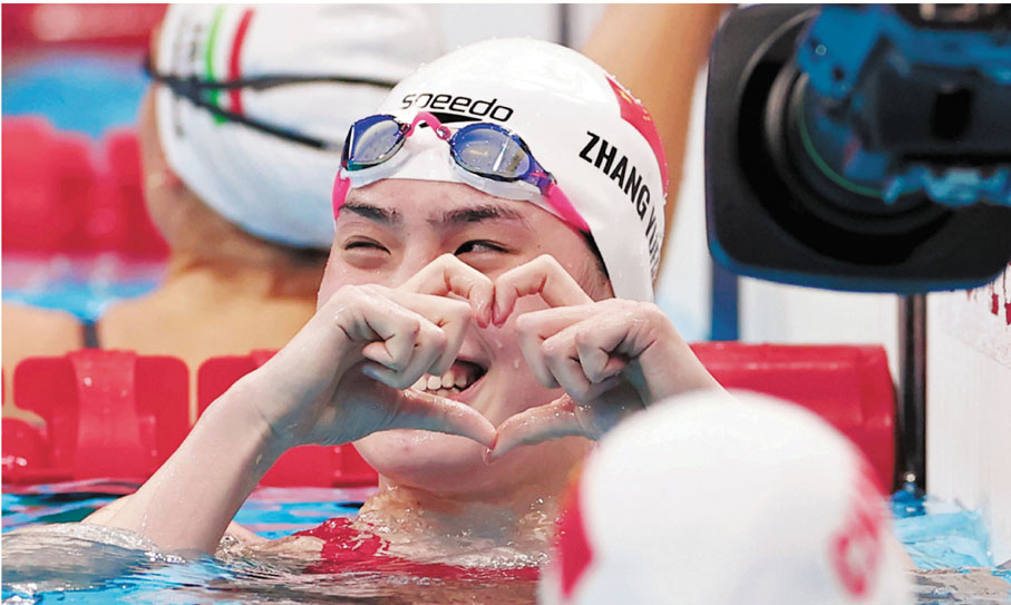 ●張雨霏昨天準決賽晉級，做出心心手勢慶祝。  路透社