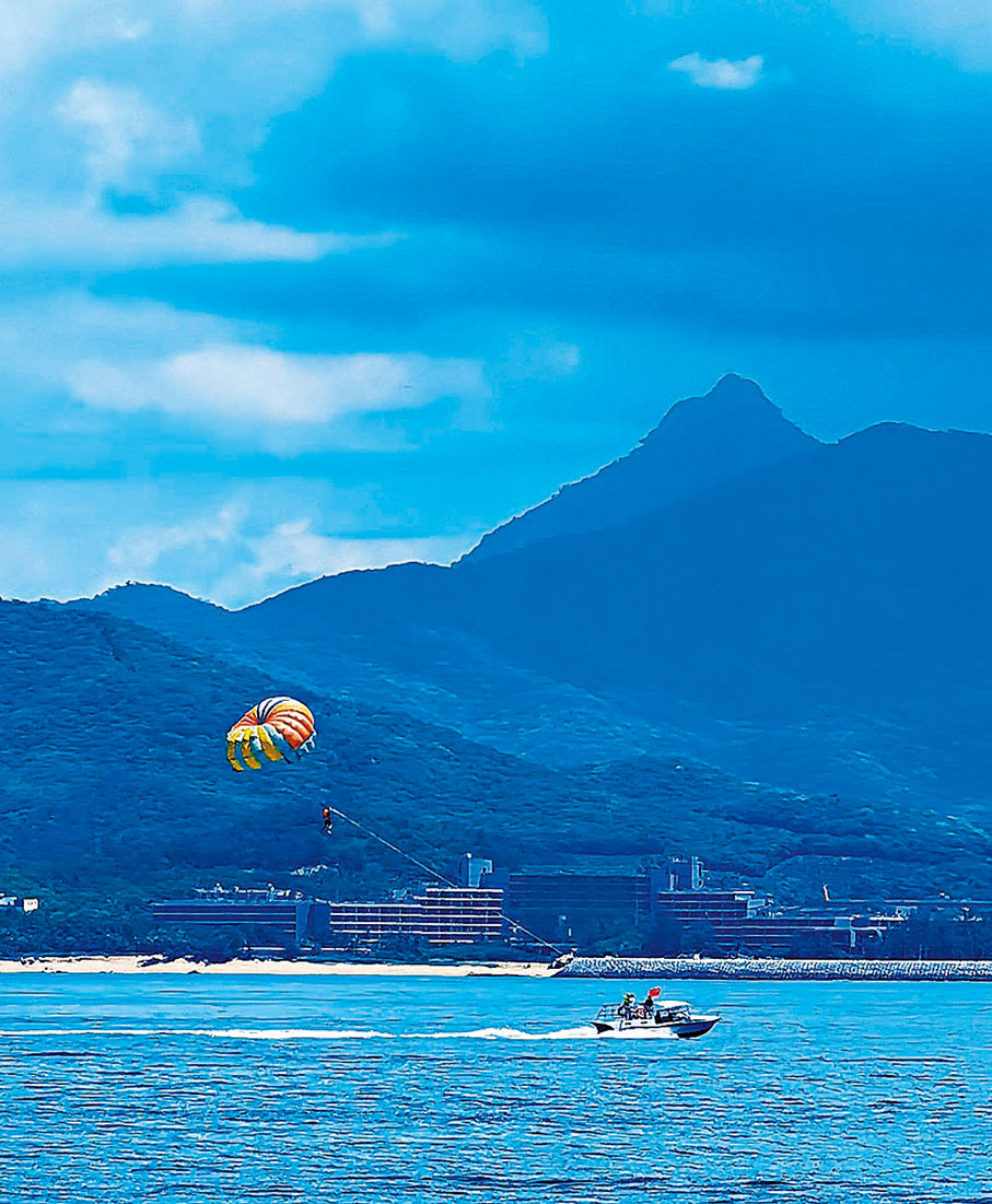 ●海上娛樂項目吸引遊客。