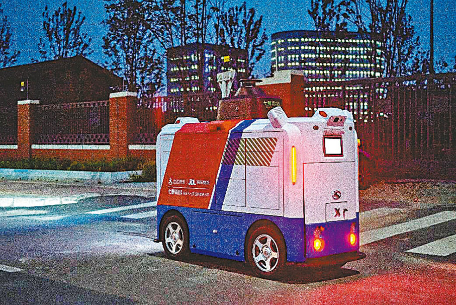●無人配送車夜間也可以送貨 。受訪者供圖