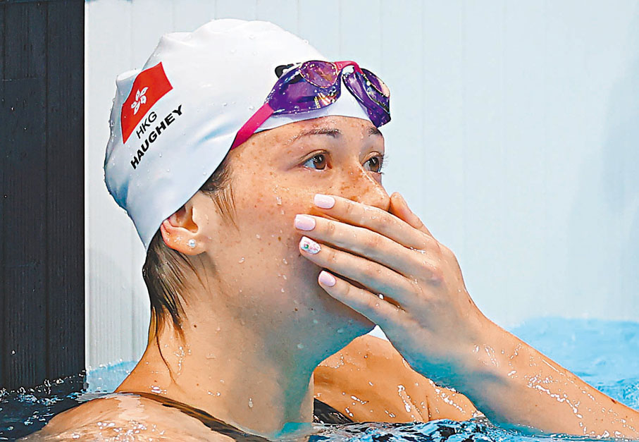 ●何詩蓓昨日衝線後緊張地望向計分板，她今晨將出戰東奧會100米自由泳決賽。 路透社