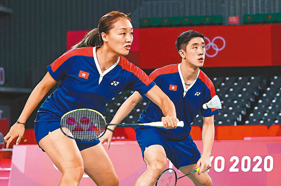 ●鄧俊文(右)和謝影雪今晨將出戰羽球混雙季軍戰。 路透社