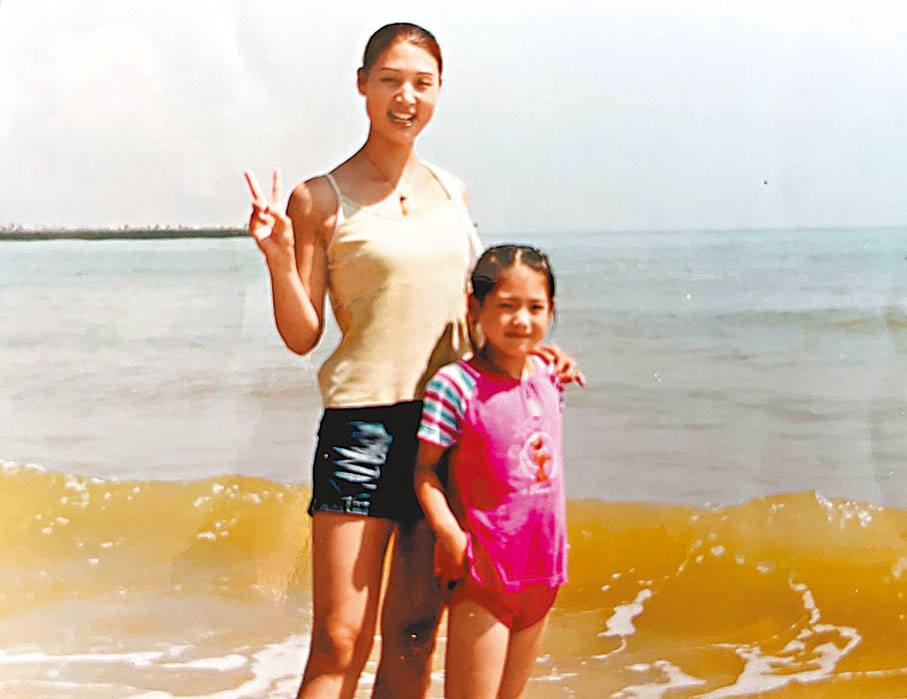 ● 童年的張雨霏與母親張敏。香港文匯報江蘇傳真