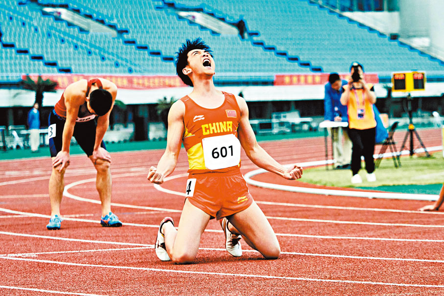 ●鄭愷飾演飛人郝超越。