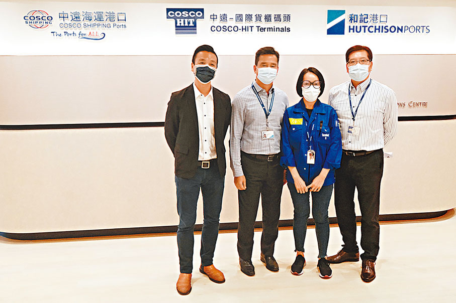 ●陳炳耀(右一)指遙距吊機可大大提升效率。 香港文匯報記者 攝