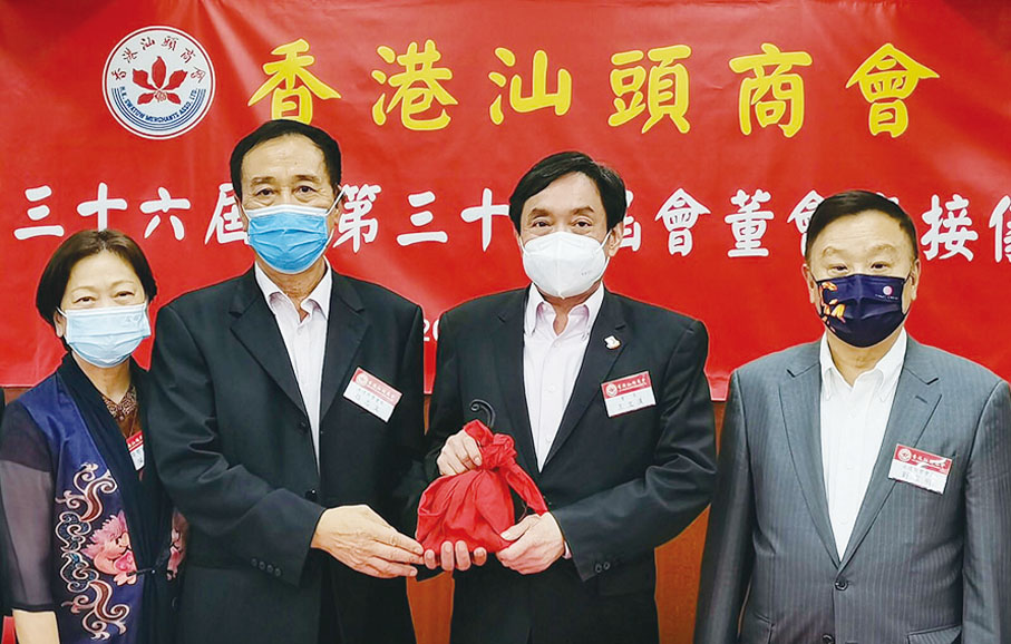 ●王文漢（右二）從孫志文（左二）手上接過印信。