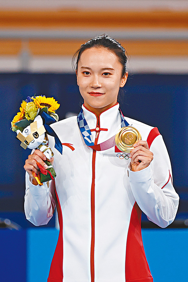 ● 中國選手朱雪瑩奪得蹦床女子項目冠軍。  中新社