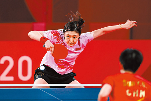 ●在東京奧運會乒乓球女子單打決賽中，陳夢以4比2戰勝隊友孫穎莎，奪得冠軍。圖為陳夢在決賽中。中新社