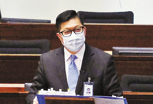 ●鄧炳強批評《蘋果》企圖逃避發放薪金的責任，令員工「有汗出，無糧出」。 資料圖片