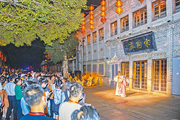 ●第44屆世界遺產大會福州召開，《尋夢．坊巷》沉浸式演出在福州三坊七巷舉行。