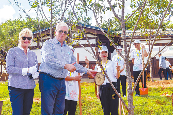 ●7月17日，斯洛伐克駐華大使杜尚．貝拉夫婦在福州「世遺林」種下樹苗。 陳暖 攝