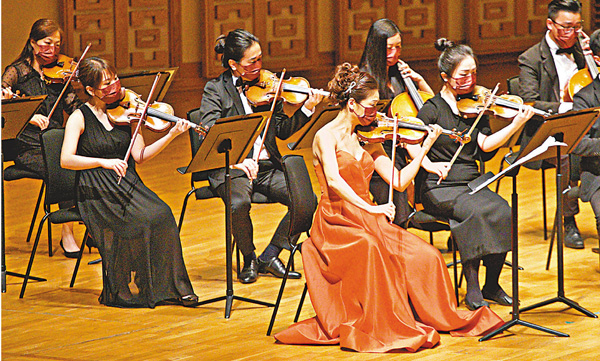 ●著名小提琴家姚珏（紅衣）帶領香港弦樂團演奏葉國輝的《中國序曲（鋼琴與弦樂團版本）》。