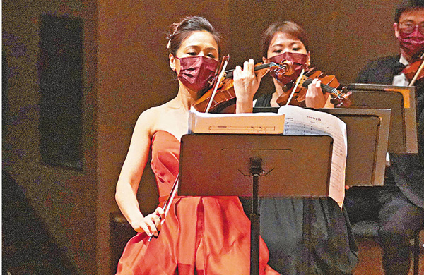 ●著名小提琴家姚珏正在專注演奏。