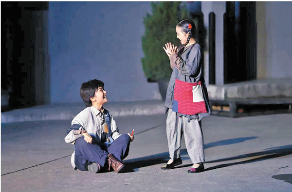 ●重慶小蘿蔔頭宋振中與甘肅小蘿蔔頭羅力立在虛擬的戲劇中實現了跨時空對話。