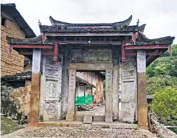 ●屋頂有一排像鋼琴鍵一樣的裝飾，挑簷上有兩隻飛鳥。 作者提供