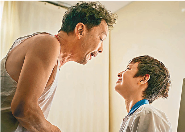 ●衫佬收留了非法居留兒童小東，兩人一起在女人街生活相依為命。