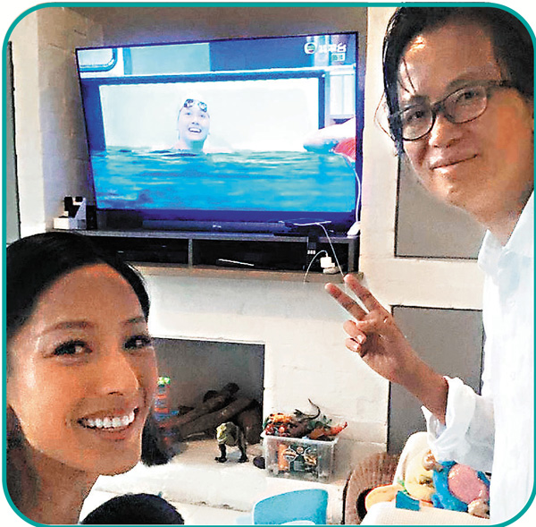 ●蔣怡與老公在家追看何詩蓓的比賽。