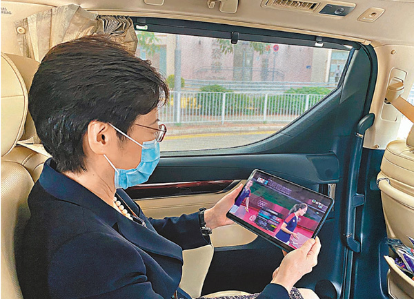 ●林鄭在乘車途中觀看羽毛球混雙比賽直播。facebook圖片