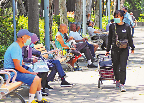 ●何永雄表示，疫情導致長者與親友及社會的連結減弱，對情緒有一定影響。 資料圖片