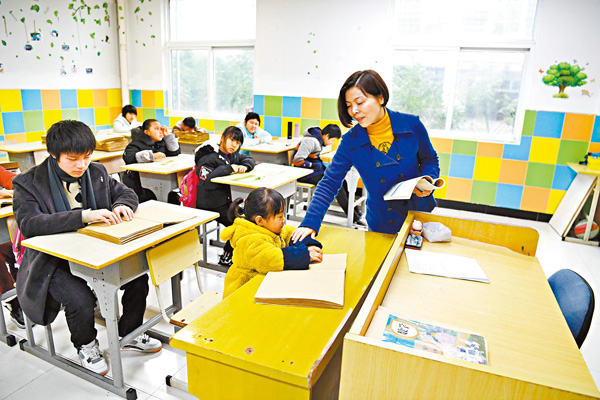 ●父親去世後，席蔚菁接手繼續辦盲校。圖為席蔚菁在學校為盲生上課。 資料圖片