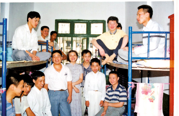 ●席蔚菁（中）多年前與盲校學生合影。 受訪者供圖