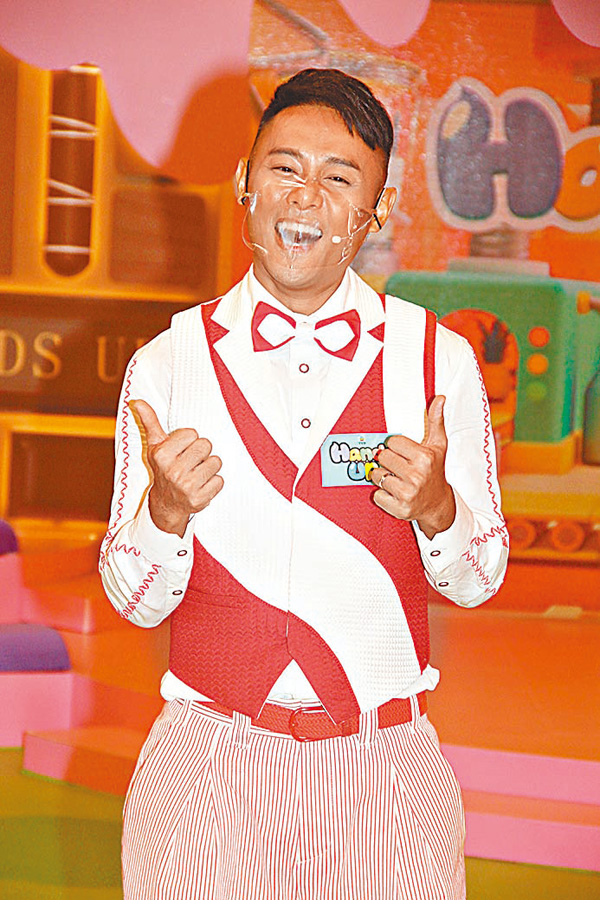 ● 伍文生應王祖藍邀請回巢主持兒童節目。