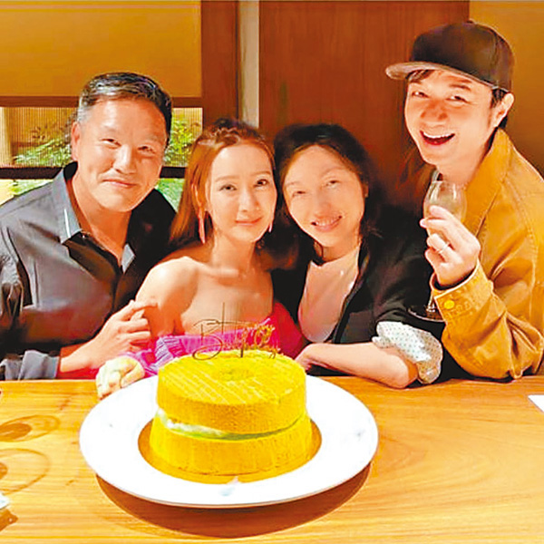 ● 古巨基夫婦暫時放低兒子，為關心妍慶生。