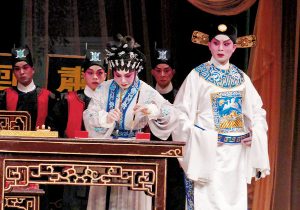 ●鄧美玲演陳三両在李秋元演的弟李鳳鳴跟前表演雙手寫字的藝能。