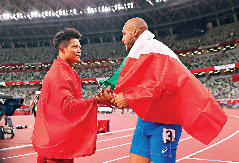 ●決賽戰罷，蘇炳添與冠軍積及斯握手，識英雄重英雄。  法新社