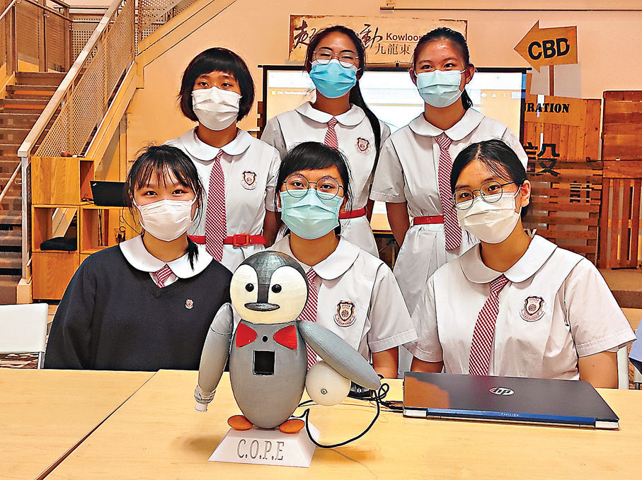 ●來自保良局何蔭棠中學的6位中三女生憑人工智能機械企鵝一舉奪得比賽冠軍的榮譽。 香港文匯報記者郭虹宇 攝