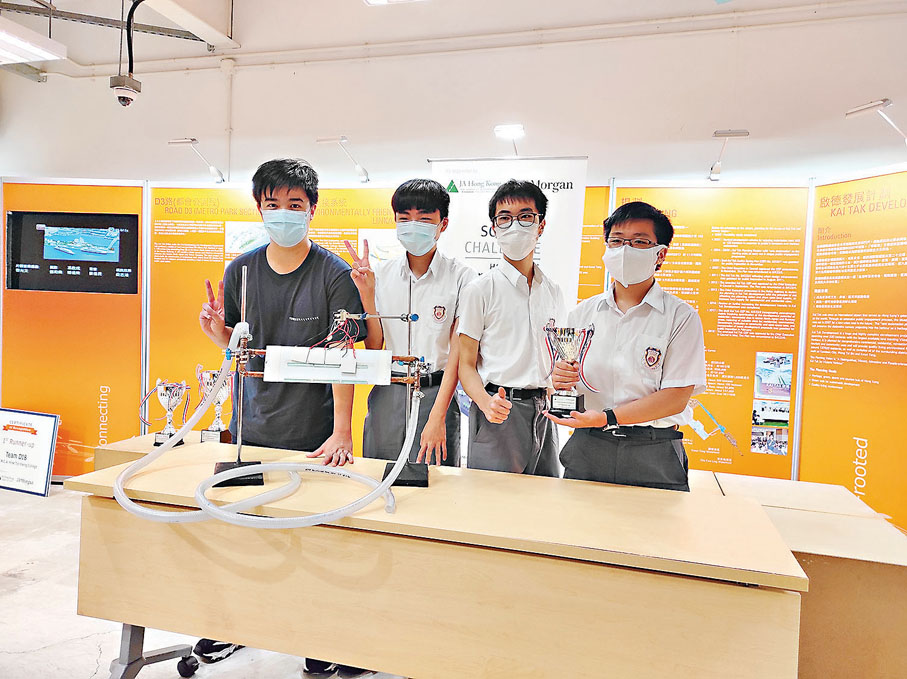 ●獲得季軍的隊伍及社工合影。 香港文匯報記者郭虹宇 攝