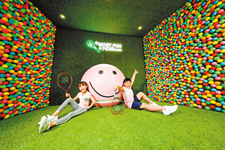 ●粉色網球「牆」打卡裝置