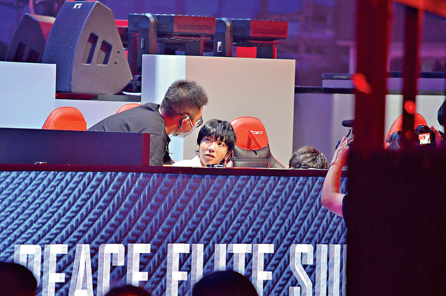 ●華晨宇作為和平精英品牌代言人，參與明星對戰並進行壓軸表演。香港文匯報記者夏微  攝