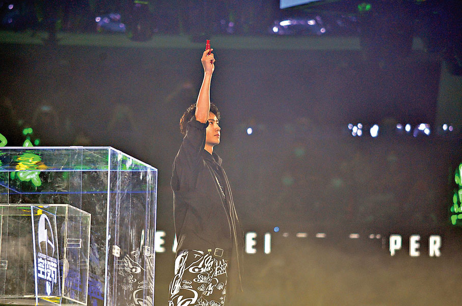 ●王一博親自為空投嘉年華發射發令槍，並參與組隊比賽。香港文匯報記者夏微  攝