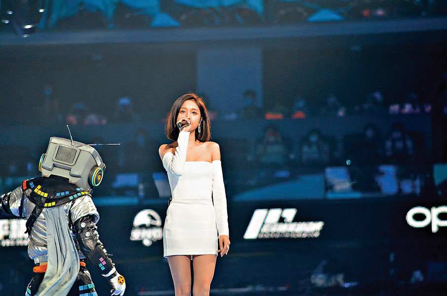 ●吳宣儀獻唱和平精英兩周年邀請曲《let’s party》。香港文匯報記者夏微  攝