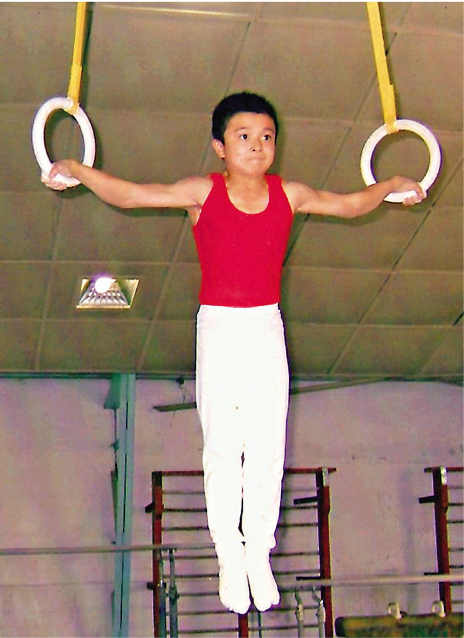 ●劉洋9歲時，在吊環上的「十字支撐」動作已經非常專業且穩定。 香港文匯報記者于珈琳 翻拍
