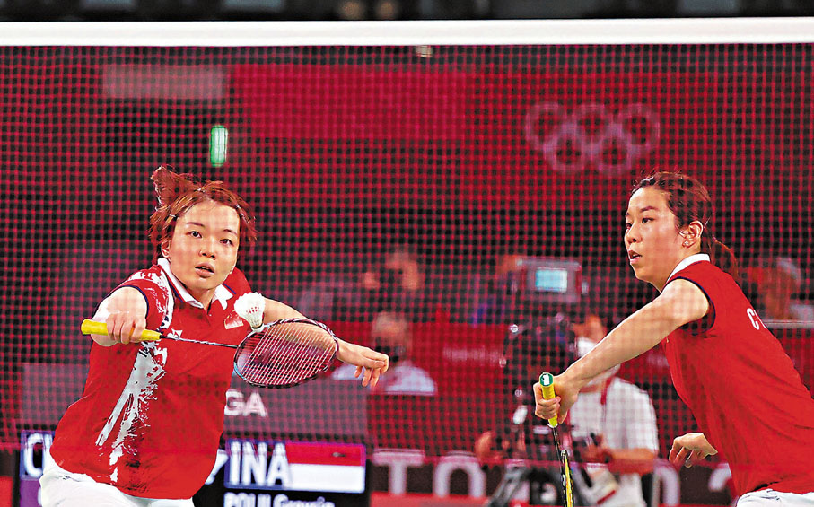 8月2日，東京奧運會羽毛球女子雙打決賽中，中國組合陳清晨（左）/賈一凡獲得亞軍。  中新社