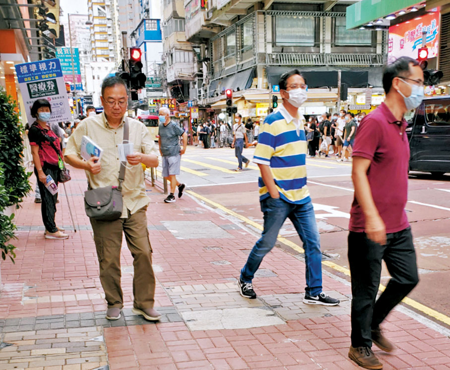 ●昨日下午，馮偉華(右一)、葉建源（中）及張文光（左一）步出教協辦事處。 香港文匯報記者  攝