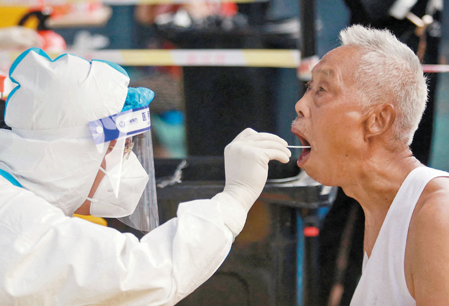 揚州確診者中60歲以上逾七成。圖為一名長者1日在揚州接受核酸檢測。 法新社