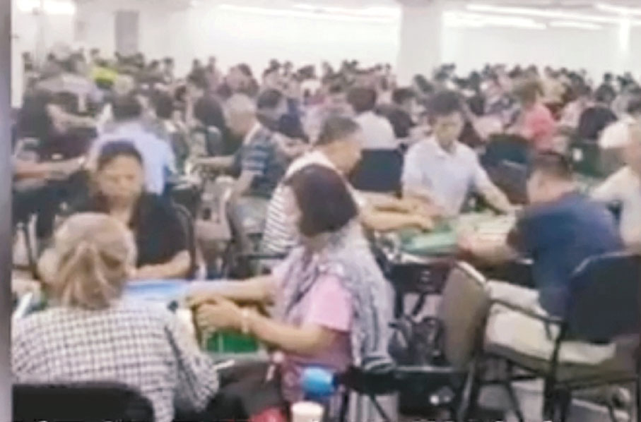 揚州此次排查三間棋牌室。圖為此次受到排查的宏遠棋牌室此前人滿為患的場景。 視頻截圖