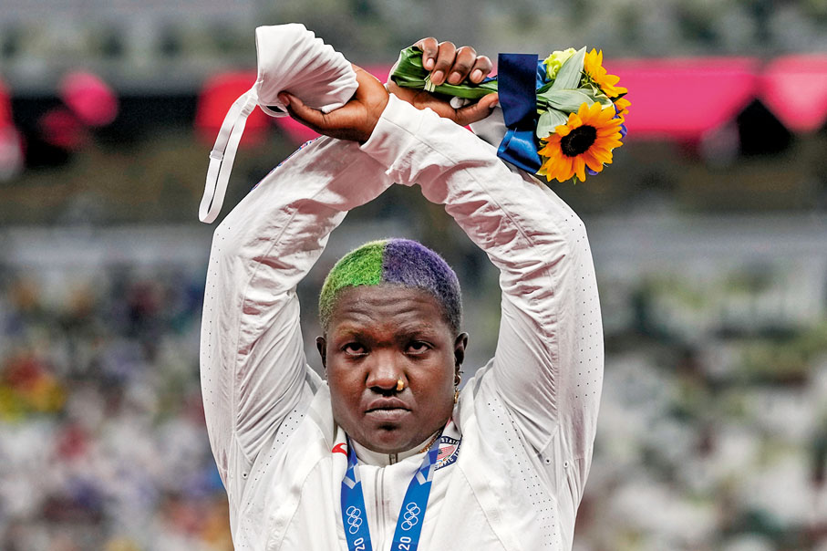 ● 桑德斯做出代表支持黑人團結的雙臂高舉交叉手勢。 法新社